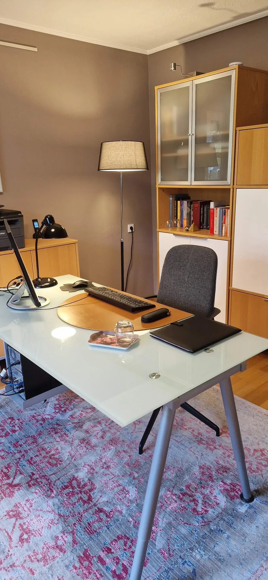 Schreibtisch mit Bücherregal